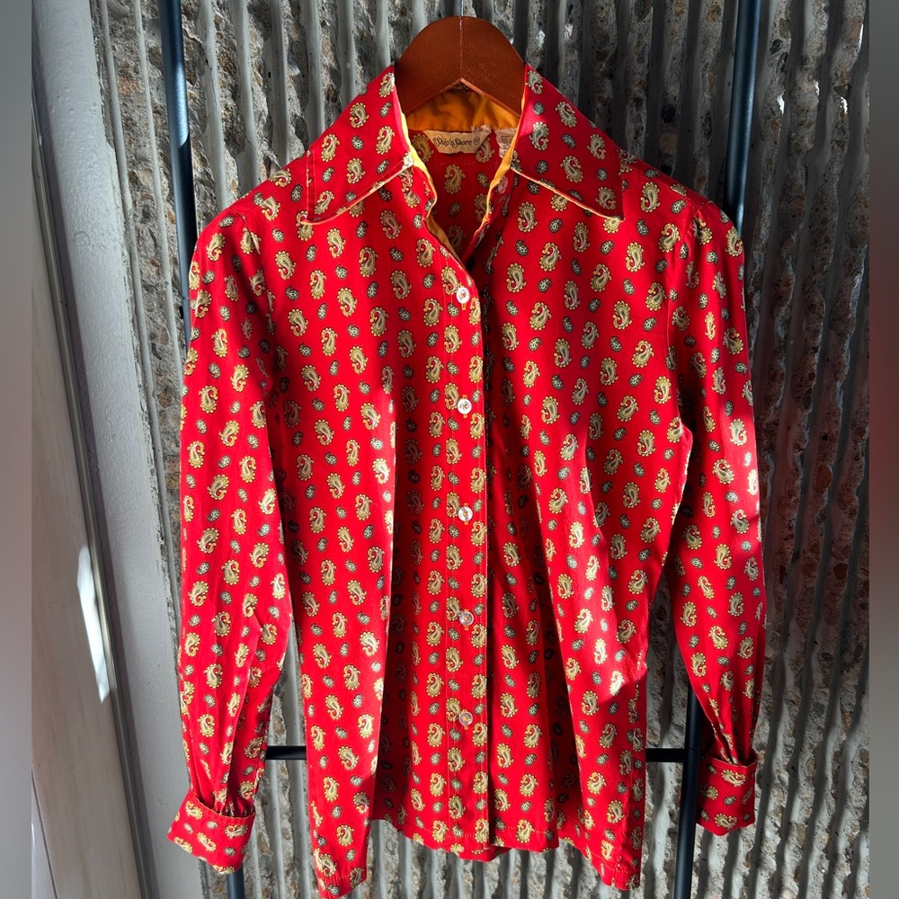 Ship’n Shore ⚓️ vintage 1970’s red paisley button-down shirt women’s size small